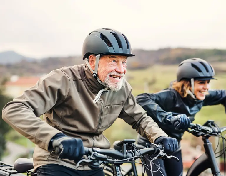 zwei Rentner die auf E-Bike ein Rennen veranstalten