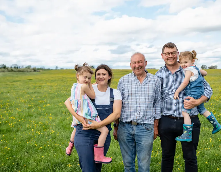 Familie steht auf Wiese