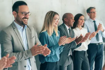 Mitarbeiter applaudieren