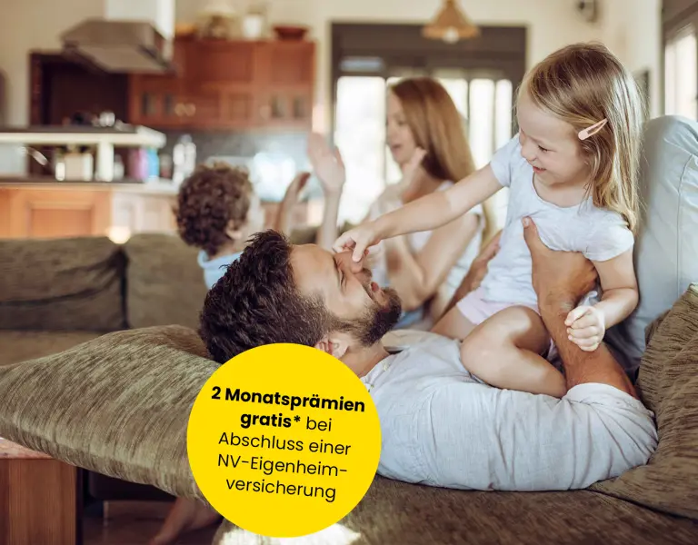 Junge Familie spielt am Sofa