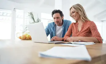 frau-sitzt-vorm-laptop