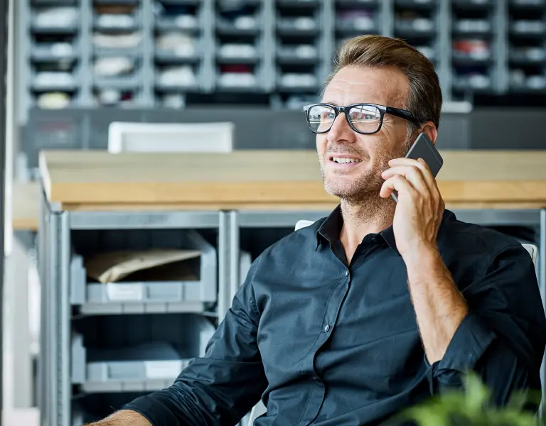 Unternehmer telefoniert 