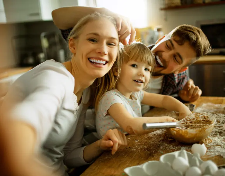 Glückliche Familie beim Backen