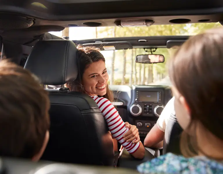 Mutter mit ihren Kindern im Auto