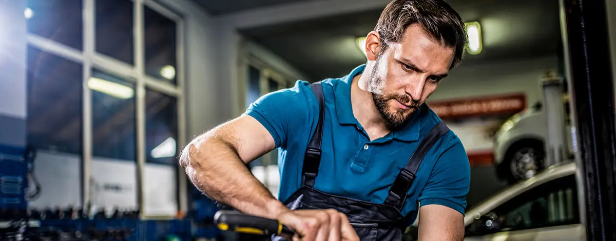 Mechaniker in Autowerkstatt