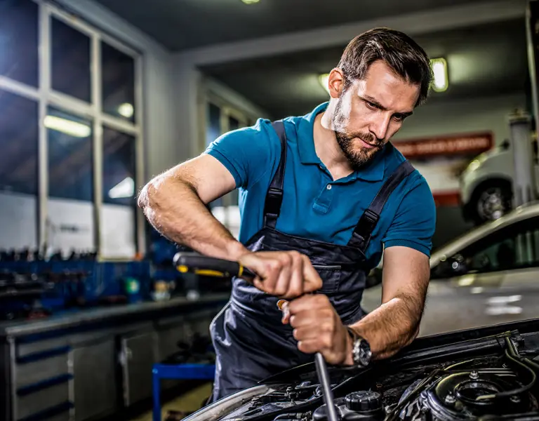 Handwerker arbeitet an Auto