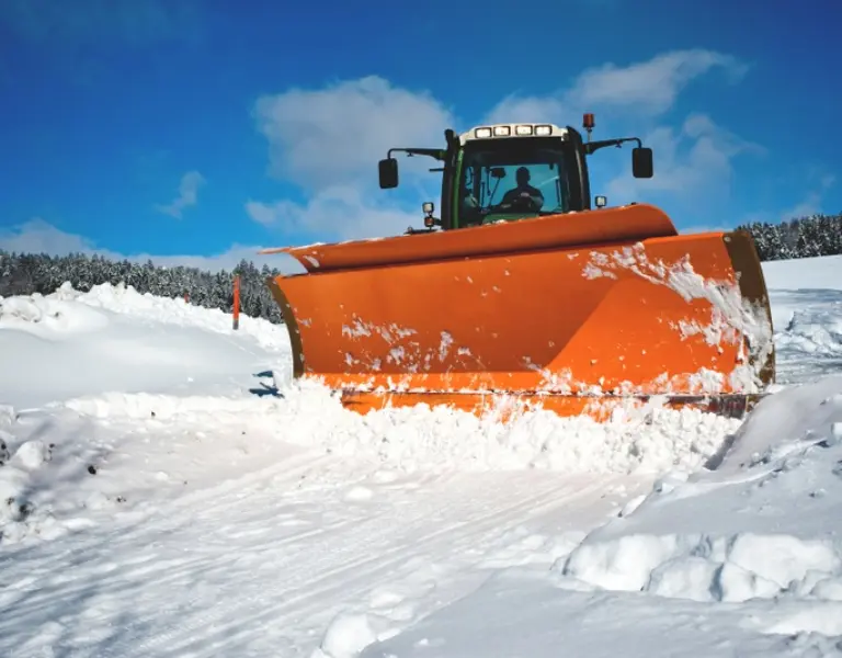 Schneepflug räumt Schnee