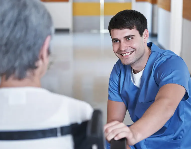 Landespfleger spricht mit Patientin