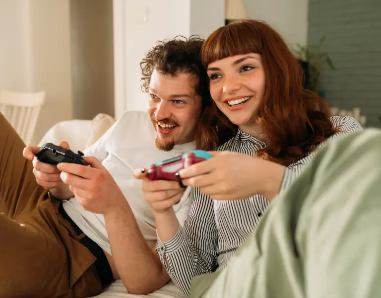 junges Paar spielt Videospiele in ihrer Wohnung
