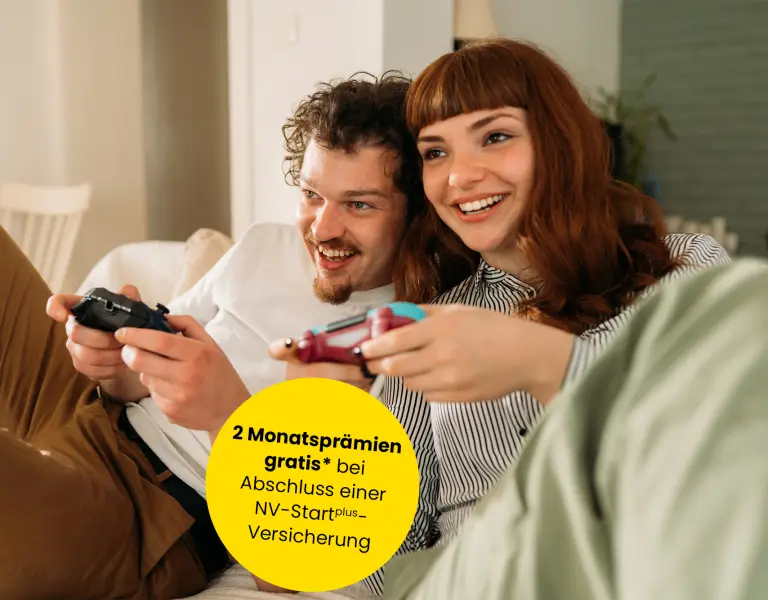 junges Paar spielt Videospiele in ihrer Wohnung