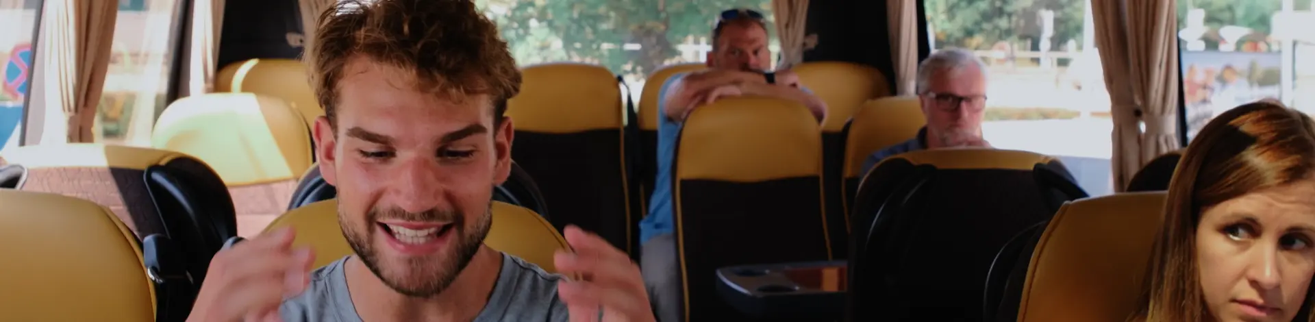 Junger Mann im See freut sich über das Schadensmanagement