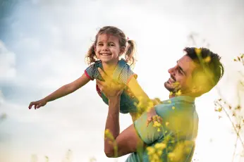 Vater und Tochter spielen