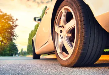Auto auf Strasse von hinten in der Froschperspektive