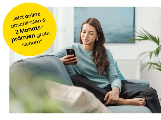 junge Frau sitzend in Wohnung am Handy
