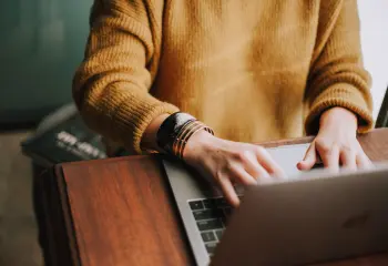 Detailaufnahme einer Person die am Laptop schreibt