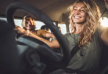 Junge Fahrerin im Auto