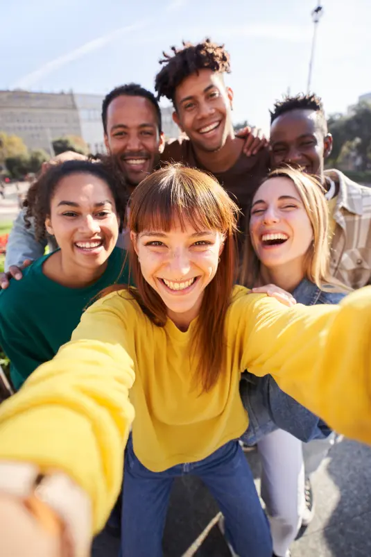 glückliche Jugendliche machen Selfie