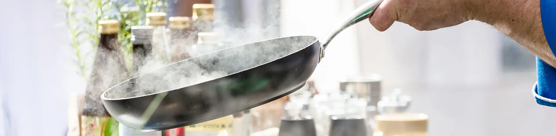 rauchende Pfanne in Küche
