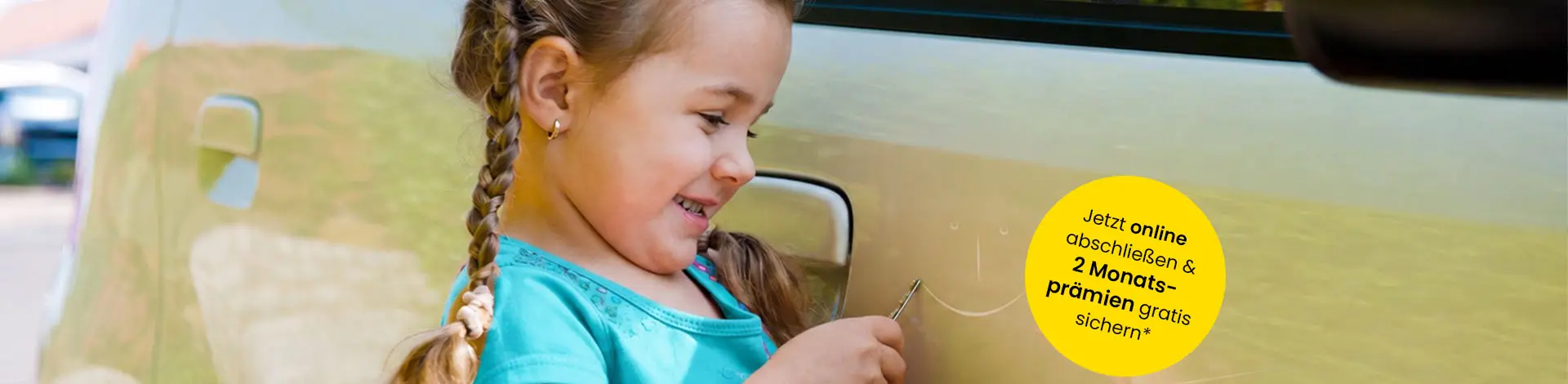 Mädchen zerkratzt Auto
