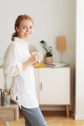 Junge Frau im neuen Wohnzimmer