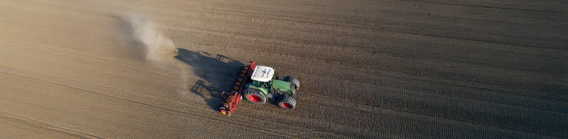 Brandprävention Traktor pflügt das Feld