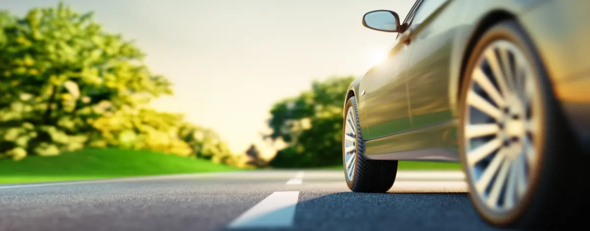 Auto steht auf Straße