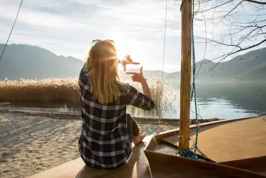 Frau am See sitzend