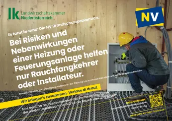 Heizungstechniker vor Verteilerkasten