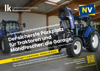 Traktoren in einer Halle