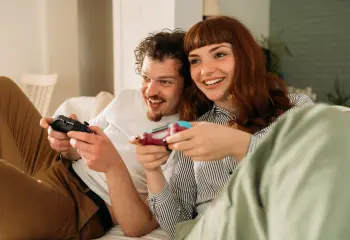 junges Paar spielt Videospiele in Wohnung