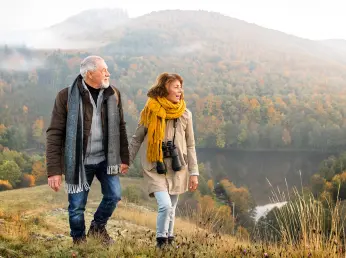 Älteres Ehepaar beim Wandern