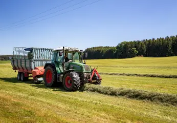 Brandprävention Traktor holt Heu