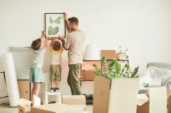 Familie richtet neue Wohnung ein