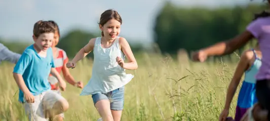 Kinder lauen über Wiese