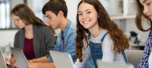 Mädchen arbeiten am Laptop in Schule