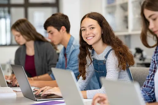 Schülerin arbeitet mit Laptop