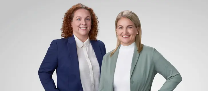 Portraitbild der Recruitingverantwortlichen, Jennifer Groismaier und Stefanie Riha