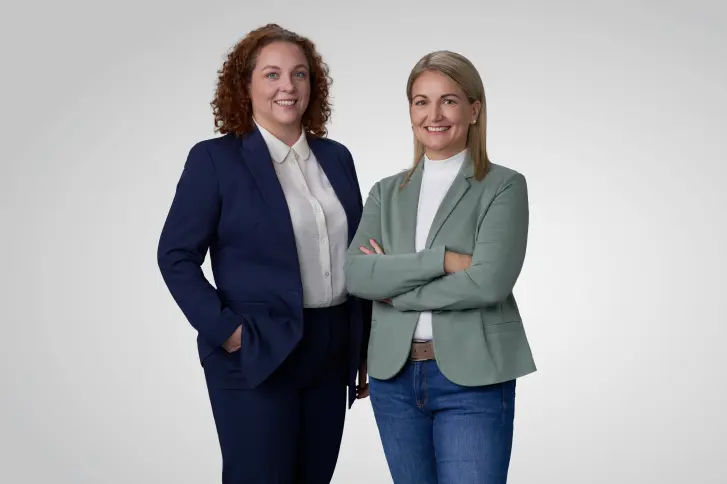 Portraitbild der Recruitingverantwortlichen, Jennifer Groismaier und Stefanie Riha