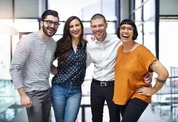 Gruppenbild von lachenden Menschen