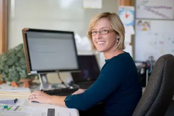 Frau im Kundenbüro der Niederösterreichischen Versicherung