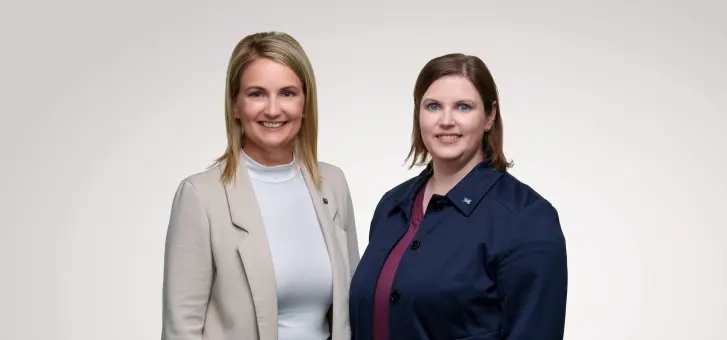 Portraitbild der Recruitingverantwortlichen Jennifer Groismaier und Martina Jaschke