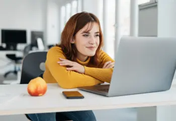 Junge Frau arbeitet am Laptop