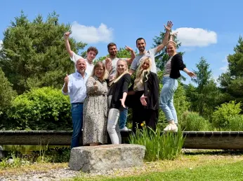 Ausflugstruppe macht Foto im Garten