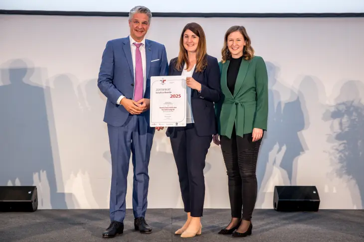 NV-Generaldirektor Stefan Jauk, Birgit Pandion (Bereichsleitung Personalmanagement), Bundesministerin Claudia Plakolm