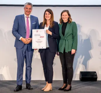 Gruppenbild von Auszeichnung und Generaldirektor Jauk