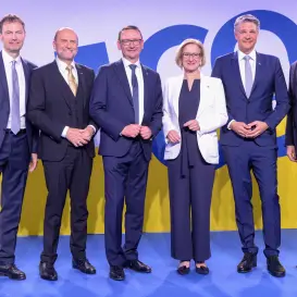 v.l.n.r.: Aufsichtsratspräsident Franz Raab, Vorstandsdirektor Bernhard Lackner, Vorstandsdirektor Christian Freibauer, Landeshauptfrau Johanna Mikl-Leitner, Generaldirektor Stefan Jauk, LK NÖ-Präsident Johannes Schmuckenschlager