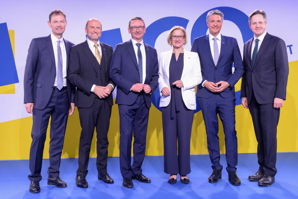 v.l.n.r.: Aufsichtsratspräsident Franz Raab, Vorstandsdirektor Bernhard Lackner, Vorstandsdirektor Christian Freibauer, Landeshauptfrau Johanna Mikl-Leitner, Generaldirektor Stefan Jauk, LK NÖ-Präsident Johannes Schmuckenschlager