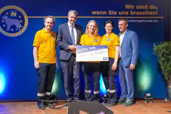 NV-Generaldirektor Stefan Jauk übergibt den Spendenscheck an den Vorstand der Rettungshunde NÖ 