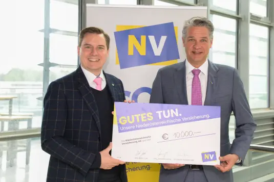 LAbg. Christoph Kaufmann, Vorsitzender von RETTET DAS KIND NÖ, freut sich über die Spende der NV