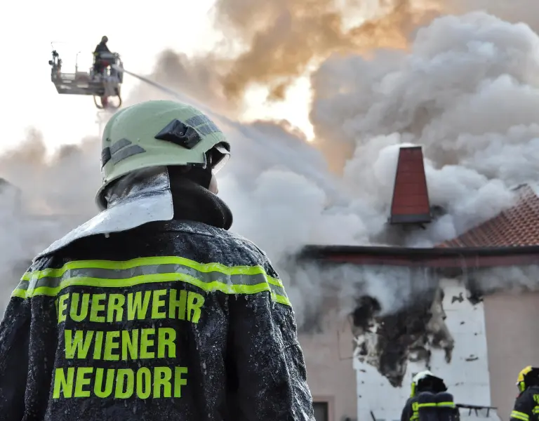 Feuerwehr Wiener Neudorf beim Löscheinsatz 